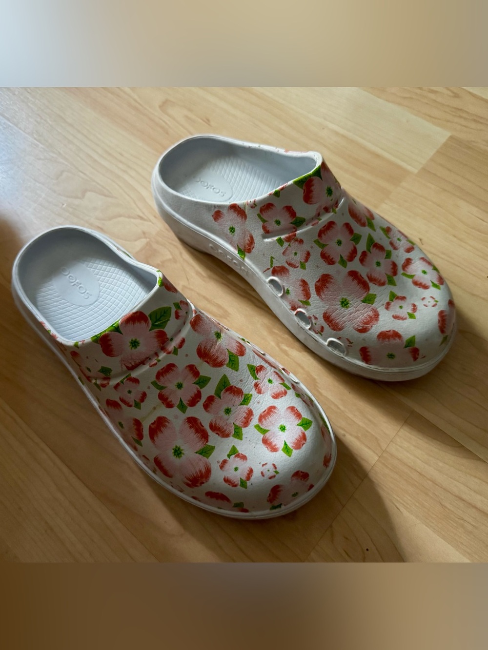 Women’s Oofos White Floral Clog Shoes - Comfort Slip-On.  Size 9